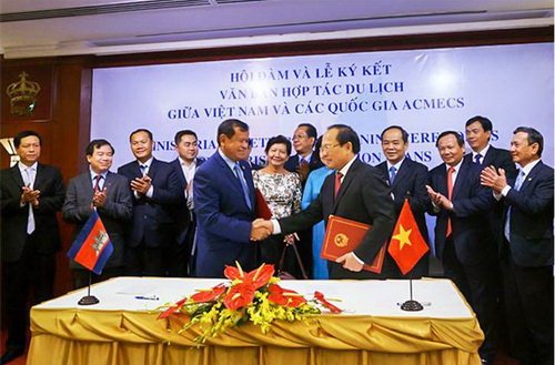 Bộ trưởng Bộ VHTTDL Việt Nam Hoàng Tuấn Anh và  Bộ trưởng Bộ Du lịch Campuchia Thong Khon ký kết văn bản hợp tác
